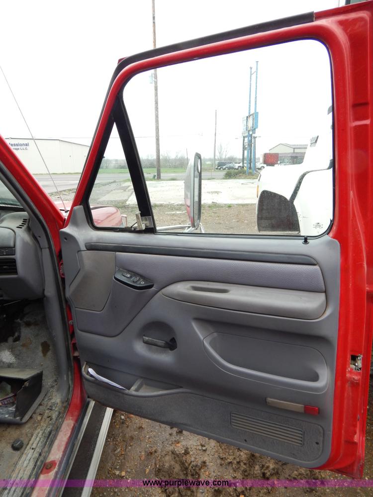 image for item G3116 1997 Ford F450 Super Duty wrecker truck