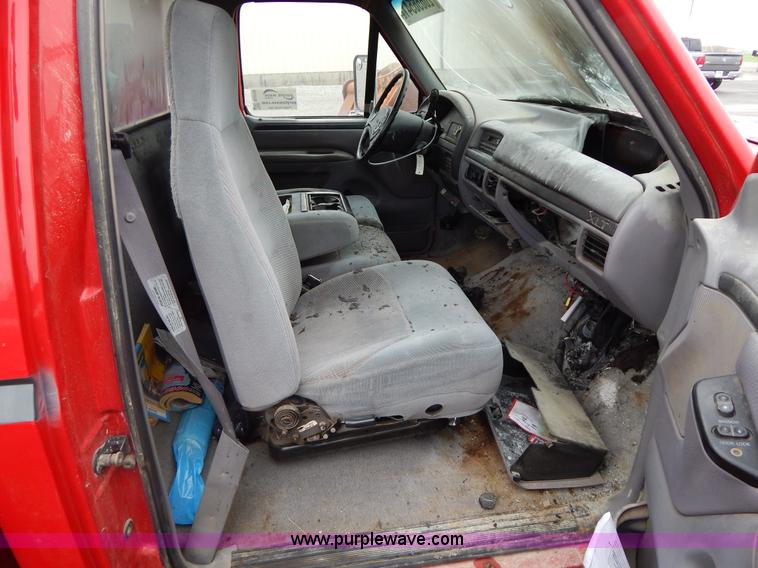 image for item G3116 1997 Ford F450 Super Duty wrecker truck