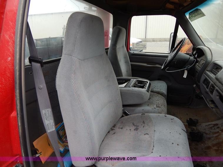 image for item G3116 1997 Ford F450 Super Duty wrecker truck