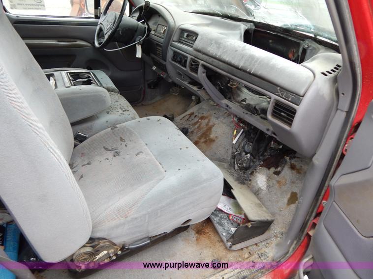 image for item G3116 1997 Ford F450 Super Duty wrecker truck