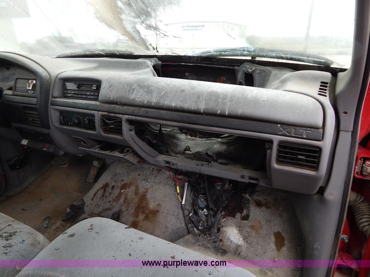 image for item G3116 1997 Ford F450 Super Duty wrecker truck