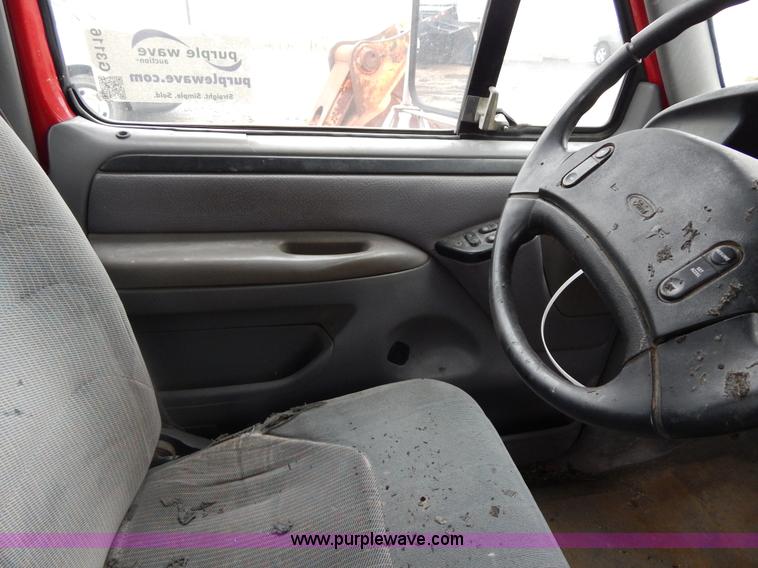 image for item G3116 1997 Ford F450 Super Duty wrecker truck