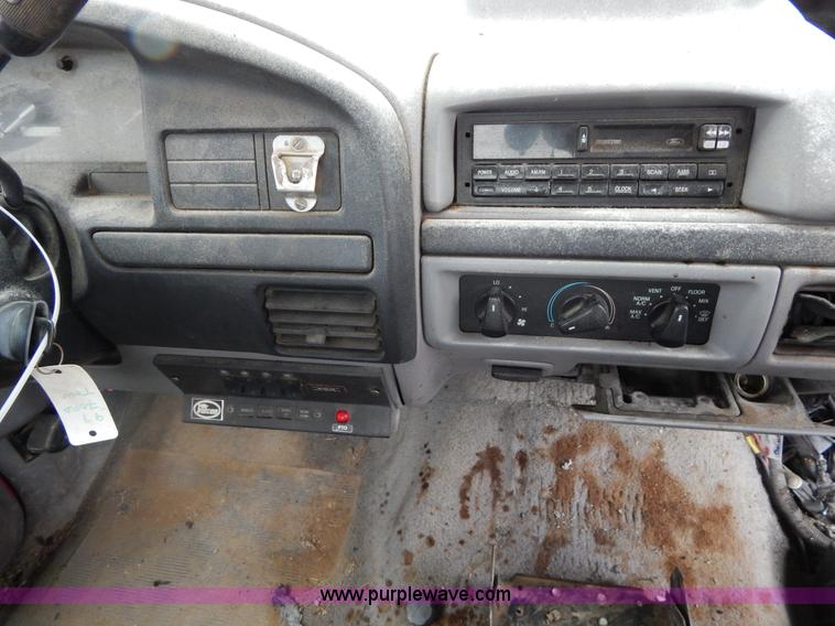 image for item G3116 1997 Ford F450 Super Duty wrecker truck