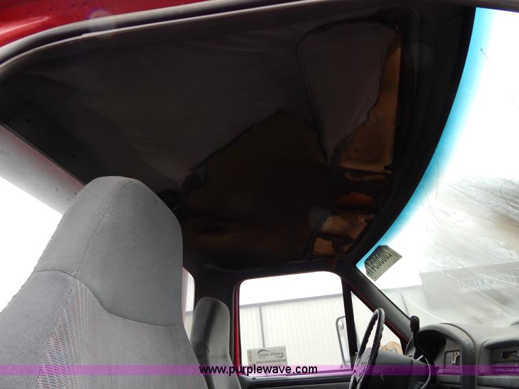 image for item G3116 1997 Ford F450 Super Duty wrecker truck