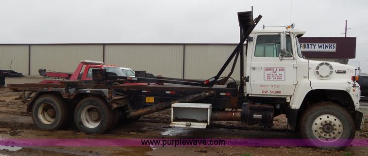 image for item G3117 1988 Ford L8000 roll off truck