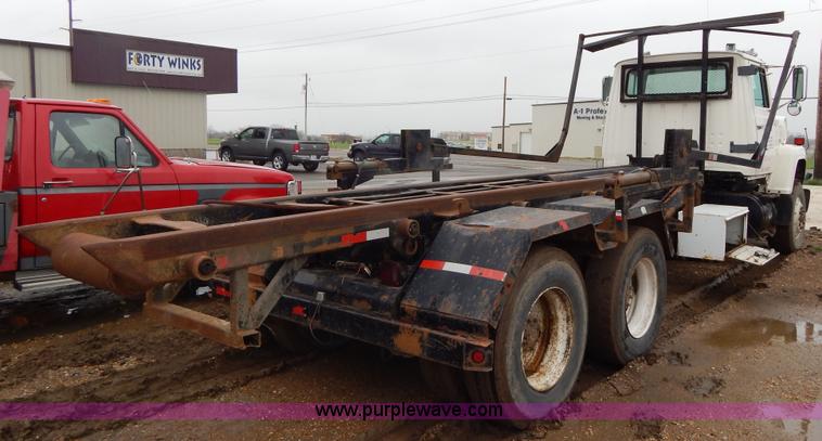 image for item G3117 1988 Ford L8000 roll off truck