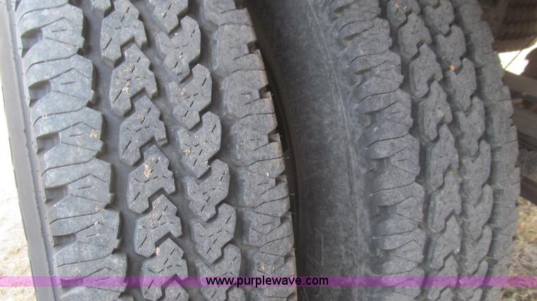 image for item G5683 2004 Ford F350 XL Crew Cab flatbed truck