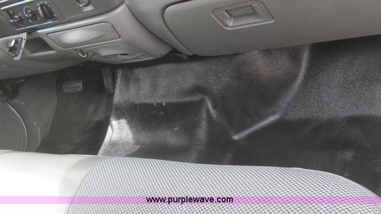 image for item G5683 2004 Ford F350 XL Crew Cab flatbed truck