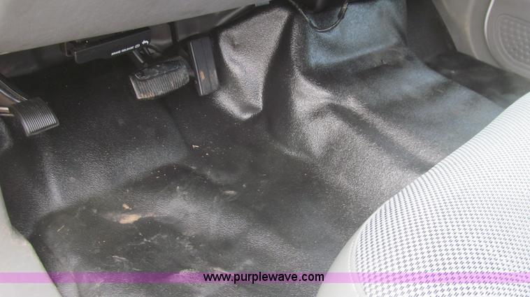 image for item G5684 2004 Ford F350 Crew Cab flatbed truck