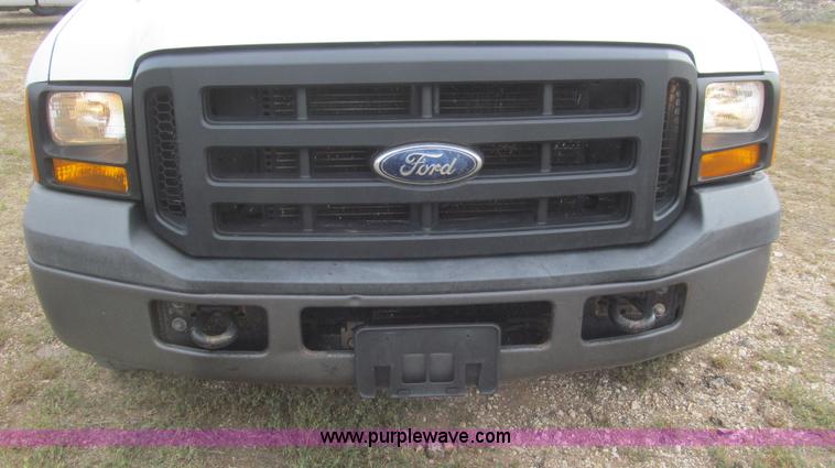 image for item G5685 2006 Ford F350 Crew Cab flatbed truck