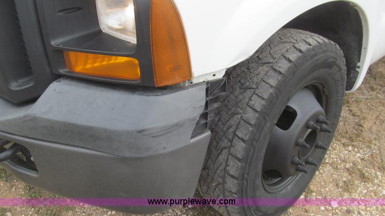 image for item G5685 2006 Ford F350 Crew Cab flatbed truck