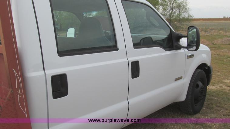 image for item G5685 2006 Ford F350 Crew Cab flatbed truck