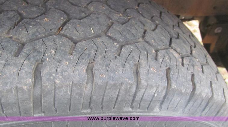 image for item G5685 2006 Ford F350 Crew Cab flatbed truck