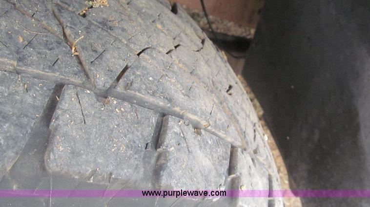 image for item G5685 2006 Ford F350 Crew Cab flatbed truck