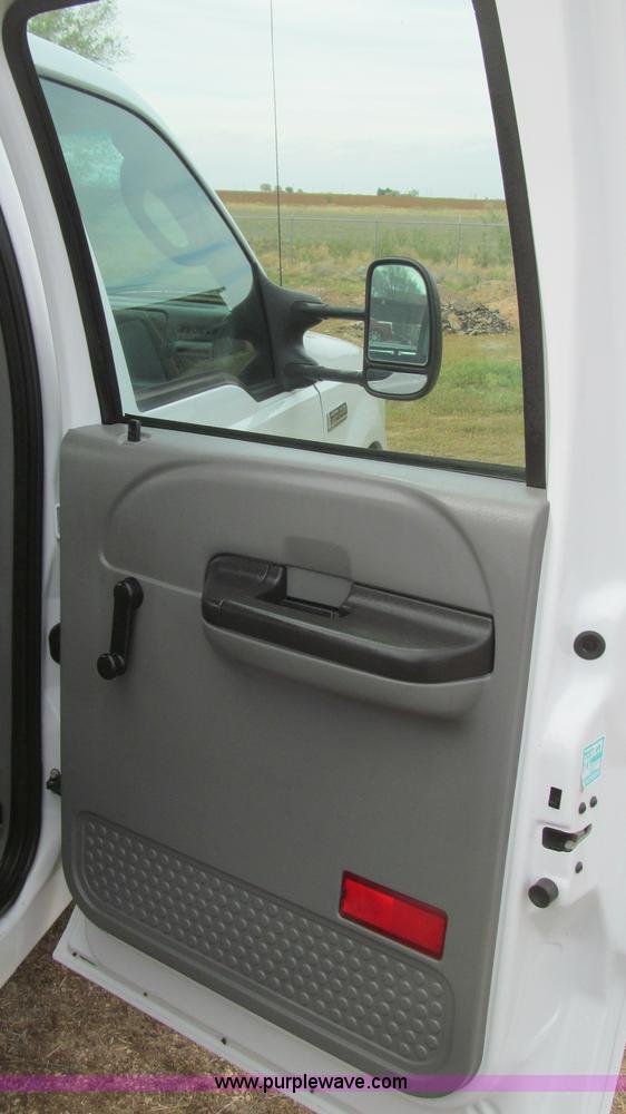 image for item G5685 2006 Ford F350 Crew Cab flatbed truck