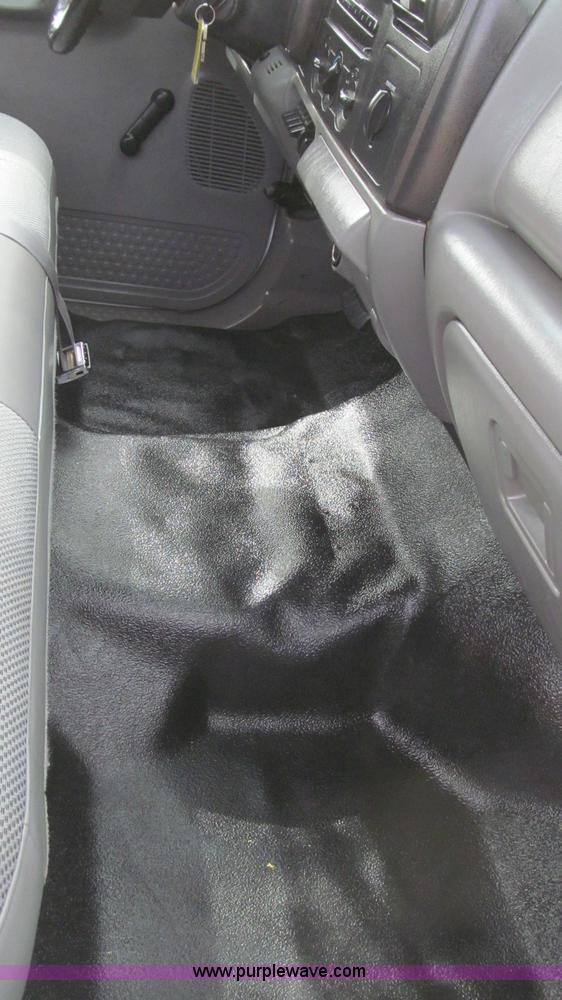 image for item G5685 2006 Ford F350 Crew Cab flatbed truck