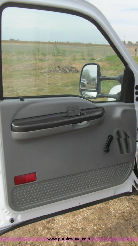 image for item G5685 2006 Ford F350 Crew Cab flatbed truck