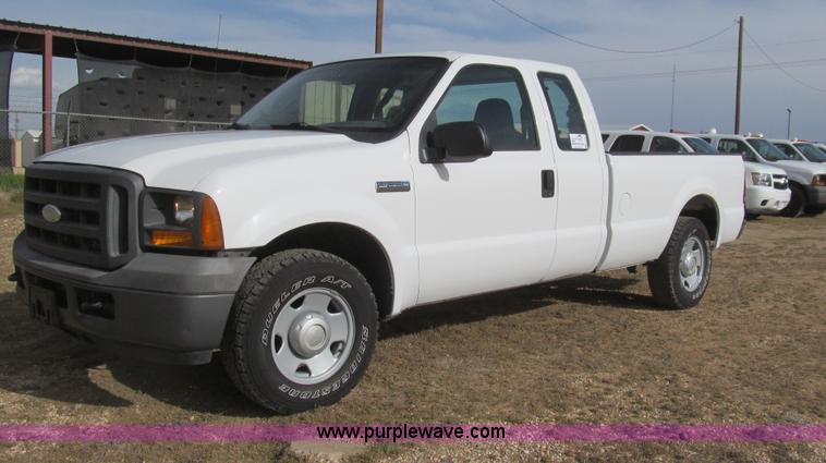 image for item G5687 2005 Ford F250 SuperCab pickup truck