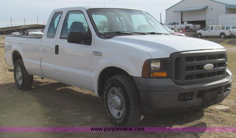 image for item G5687 2005 Ford F250 SuperCab pickup truck