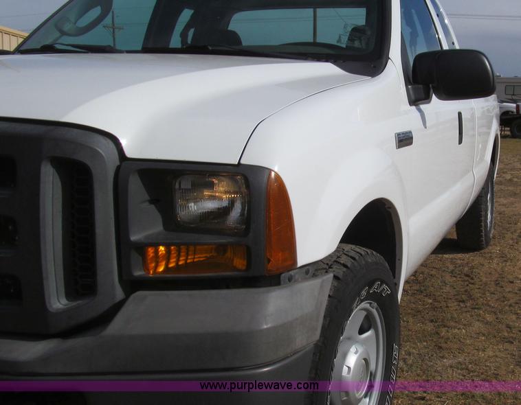 image for item G5687 2005 Ford F250 SuperCab pickup truck