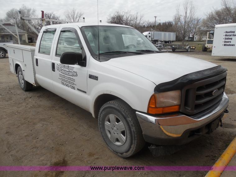 image for item G7833 2001 Ford F350 Super Duty utility truck