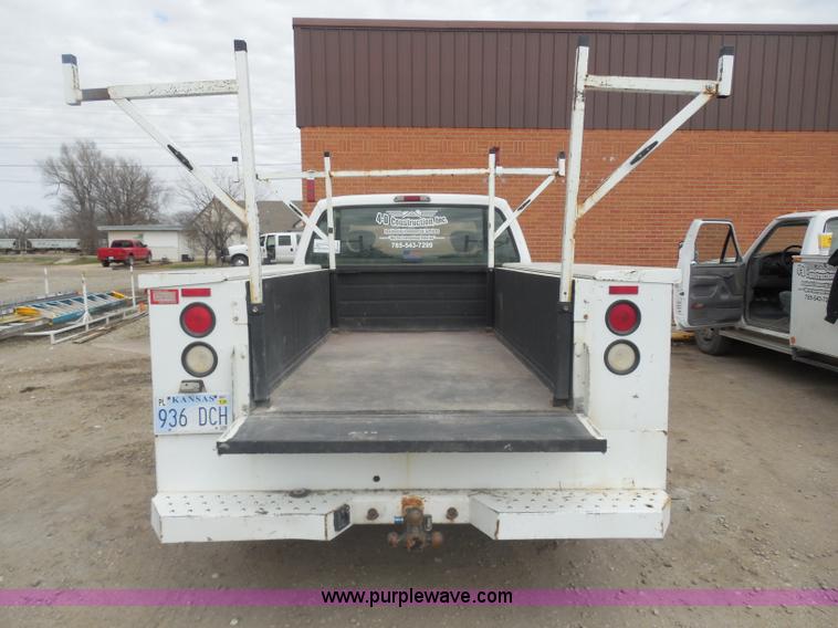 image for item G7833 2001 Ford F350 Super Duty utility truck