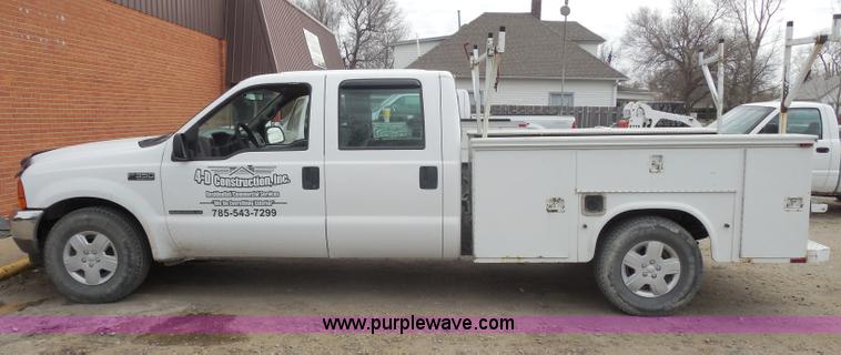 image for item G7833 2001 Ford F350 Super Duty utility truck