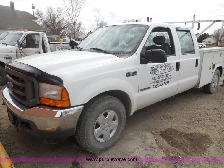 image for item G7833 2001 Ford F350 Super Duty utility truck