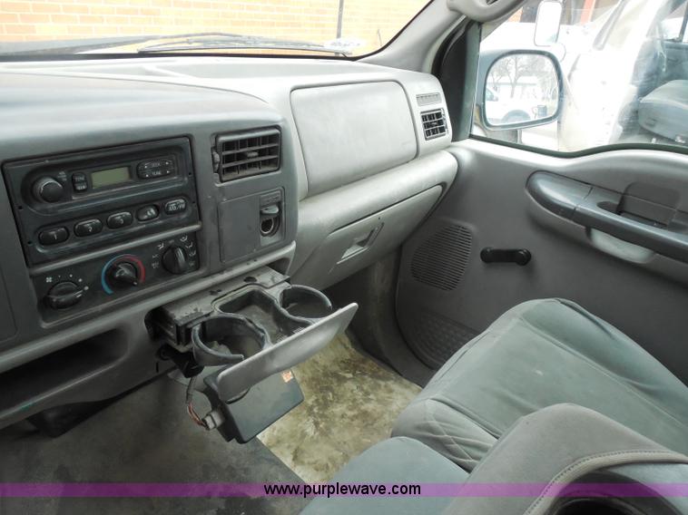 image for item G7833 2001 Ford F350 Super Duty utility truck