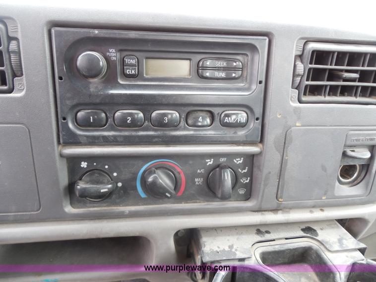 image for item G7833 2001 Ford F350 Super Duty utility truck