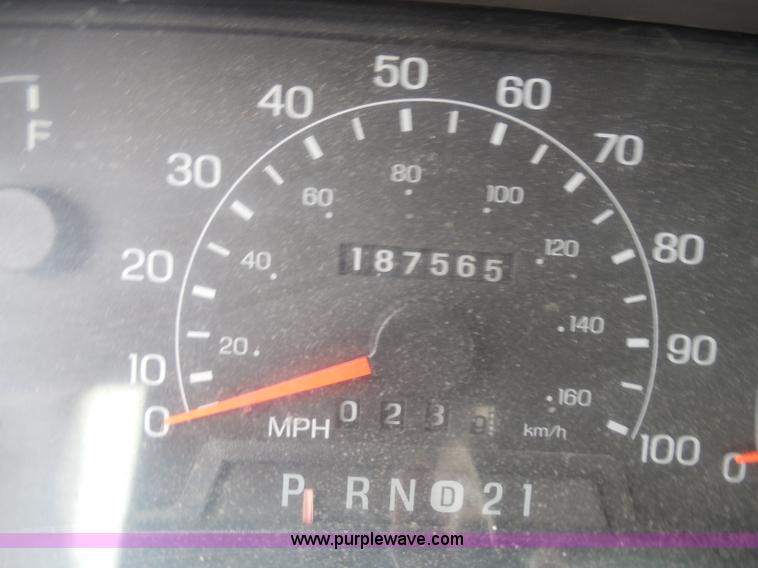 image for item G7833 2001 Ford F350 Super Duty utility truck