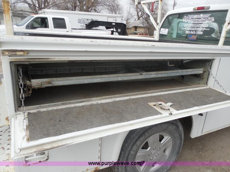 image for item G7833 2001 Ford F350 Super Duty utility truck