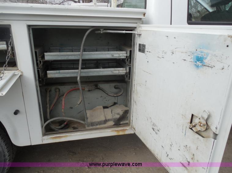 image for item G7833 2001 Ford F350 Super Duty utility truck