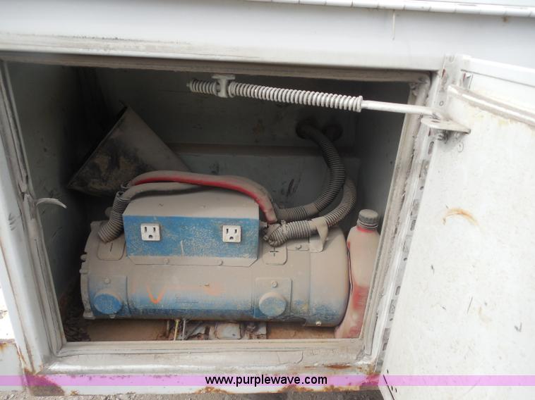 image for item G7833 2001 Ford F350 Super Duty utility truck