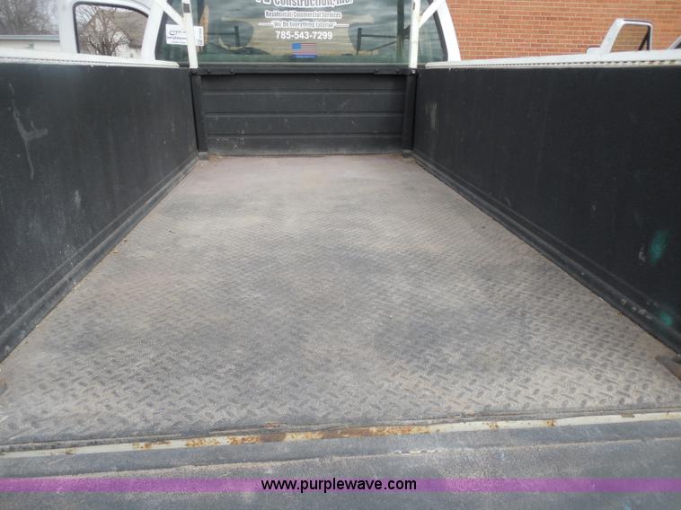 image for item G7833 2001 Ford F350 Super Duty utility truck