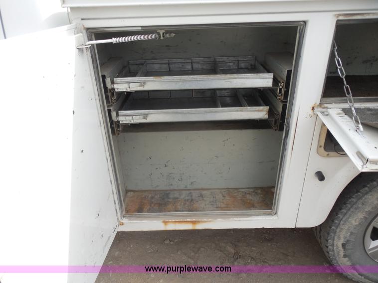 image for item G7833 2001 Ford F350 Super Duty utility truck