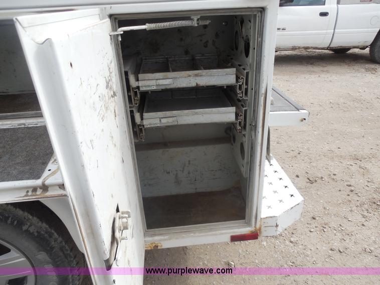 image for item G7833 2001 Ford F350 Super Duty utility truck