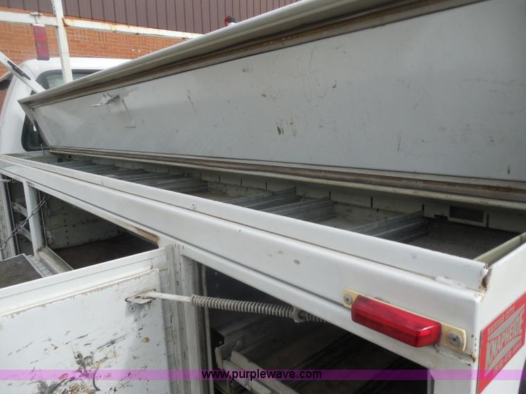 image for item G7833 2001 Ford F350 Super Duty utility truck