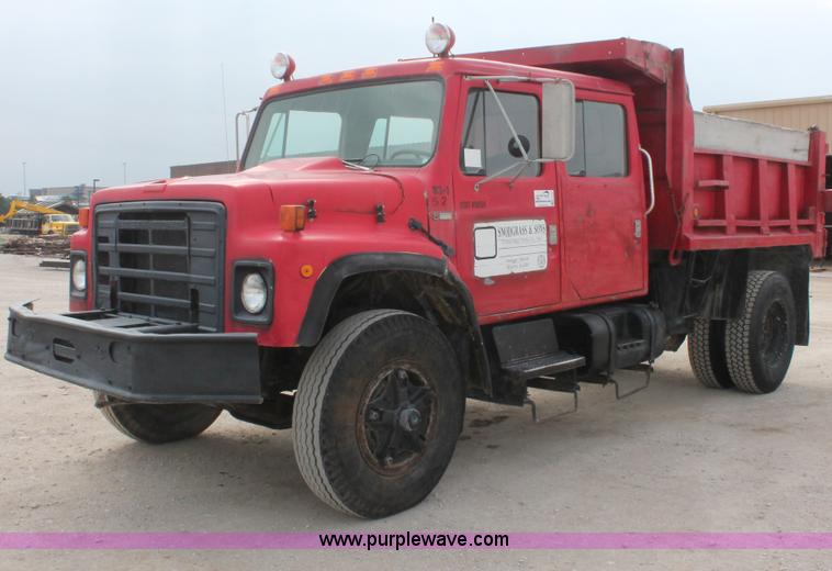 image for item H3737 1983 International S1954 CrewCab dump truck