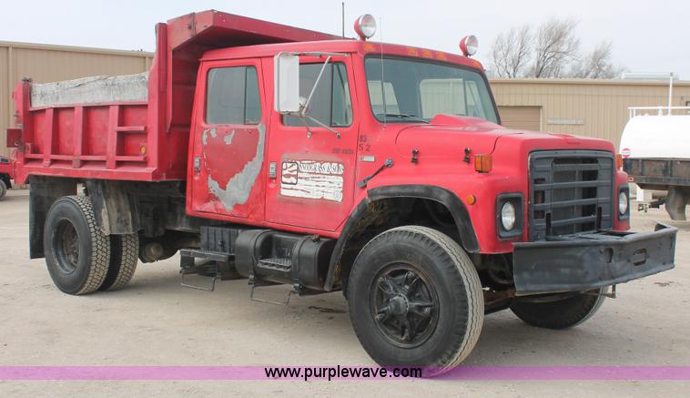 image for item H3737 1983 International S1954 CrewCab dump truck