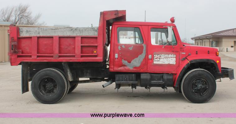 image for item H3737 1983 International S1954 CrewCab dump truck
