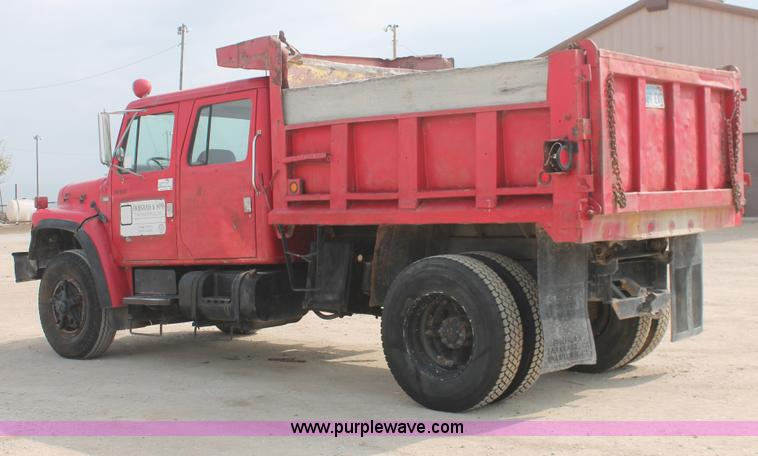 image for item H3737 1983 International S1954 CrewCab dump truck