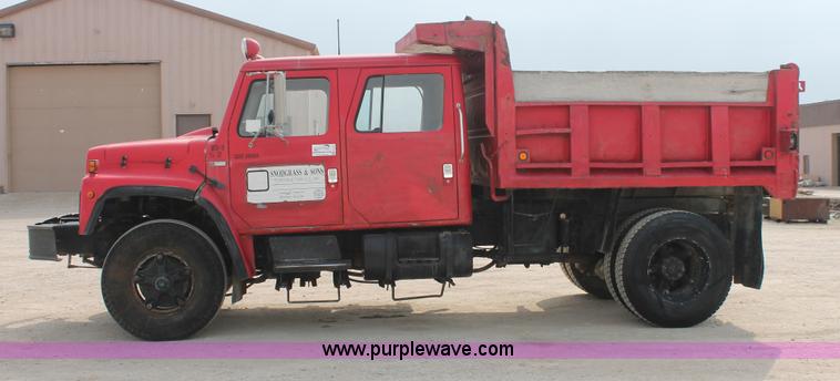image for item H3737 1983 International S1954 CrewCab dump truck