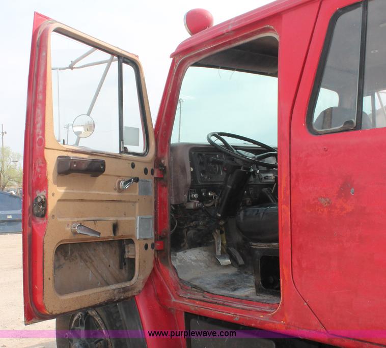 image for item H3737 1983 International S1954 CrewCab dump truck