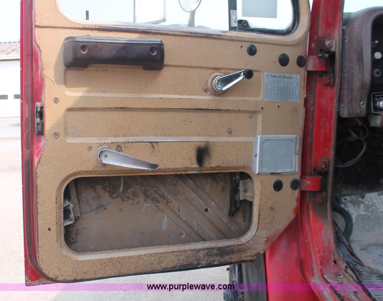 image for item H3737 1983 International S1954 CrewCab dump truck