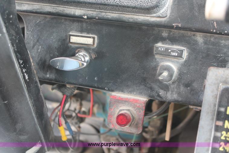 image for item H3737 1983 International S1954 CrewCab dump truck