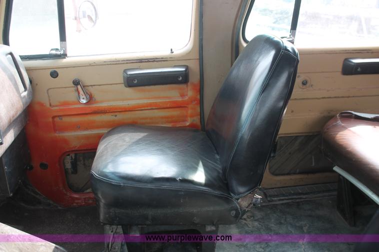 image for item H3737 1983 International S1954 CrewCab dump truck