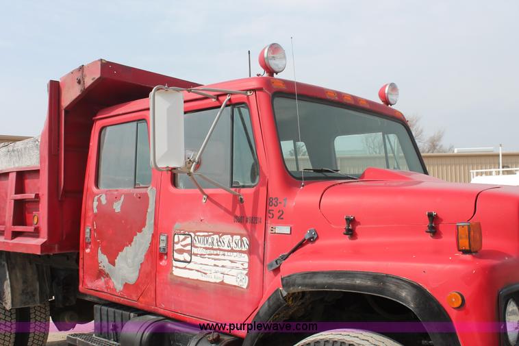 image for item H3737 1983 International S1954 CrewCab dump truck