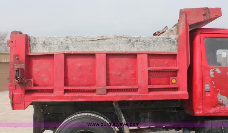 image for item H3737 1983 International S1954 CrewCab dump truck