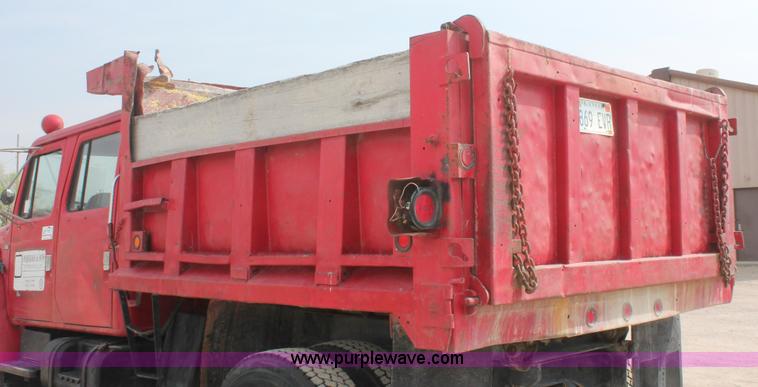 image for item H3737 1983 International S1954 CrewCab dump truck